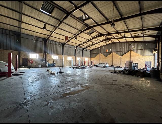 1,100M² WAREHOUSE TO LET IN ROBERTVILLE